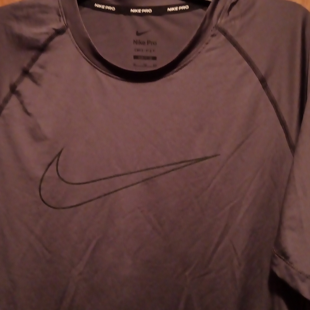 Nike shirts - Picture 2 of 7
